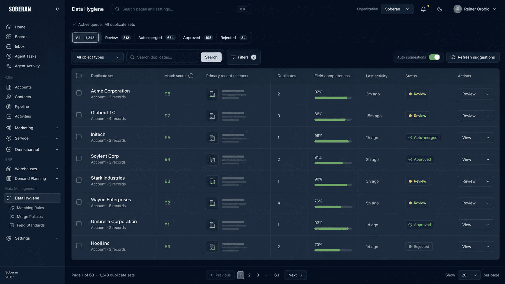 Interfaz de Soberan para higiene CRM con revision de cuentas duplicadas, estados de merge y completitud de campos